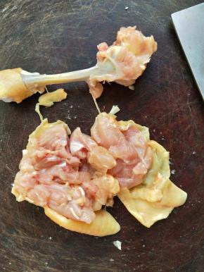 鸡腿冲洗干净，然后剔去骨头，再切成丁。