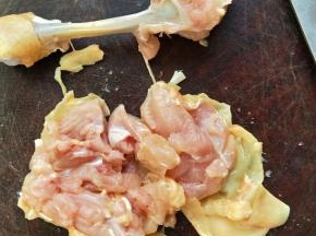 鸡腿冲洗干净，然后剔去骨头，再切成丁。