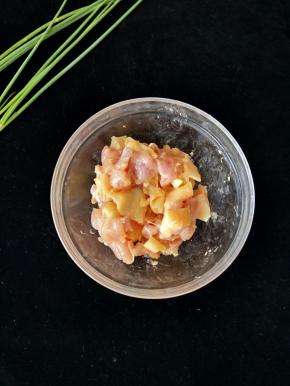 在鸡丁里加入适量酱油、盐、淀粉、料酒，搅拌均匀后腌半个小时左右。