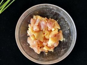 在鸡丁里加入适量酱油、盐、淀粉、料酒，搅拌均匀后腌半个小时左右。