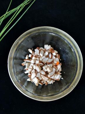 香菇和胡萝卜也分别切丁备用。