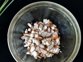 香菇和胡萝卜也分别切丁备用。