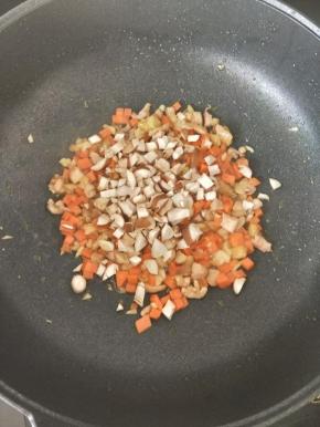 接着倒入香菇丁，翻炒均匀。