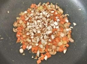 接着倒入香菇丁，翻炒均匀。