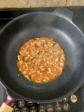 然后加入适量开水和适量耗油，焖两分钟左右。