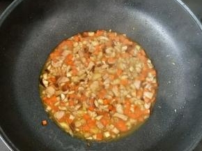 然后加入适量开水和适量耗油，焖两分钟左右。