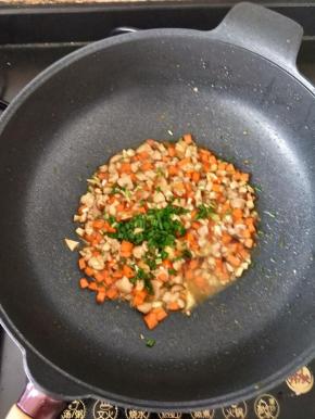 出锅前放入葱花和一点点盐，翻炒均匀即可。