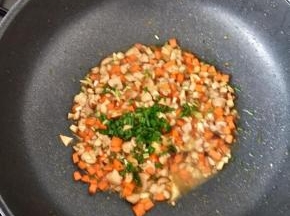 出锅前放入葱花和一点点盐，翻炒均匀即可。