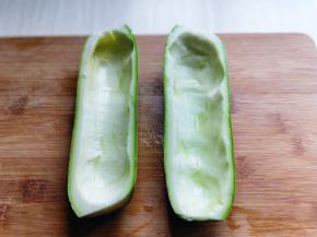 首先将西葫芦洗干净，再从中间切开，把瓤挖出去。（用小勺即可）