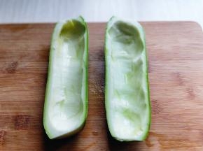 首先将西葫芦洗干净，再从中间切开，把瓤挖出去。（用小勺即可）