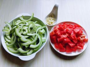 番茄洗干净切丁，大蒜去皮切碎。