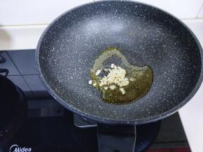 起油锅，加入蒜炒香。