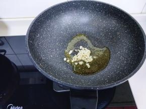 起油锅，加入蒜炒香。