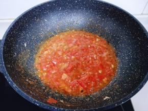 再加入切好的番茄小火煸炒，炒至番茄变浓稠。