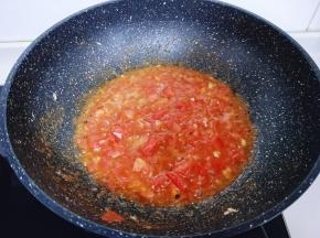 再加入切好的番茄小火煸炒，炒至番茄变浓稠。