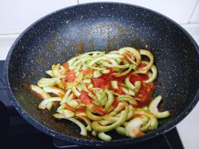 加入切好的西葫芦片。