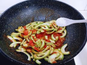 再加入盐。（盐的量根据个人口味放）再加入半小碗水。