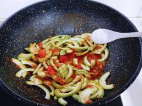 再加入盐。（盐的量根据个人口味放）再加入半小碗水。