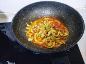 大火烧开，至西葫芦微软即可，加入白砂糖提鲜，翻炒均匀关火。