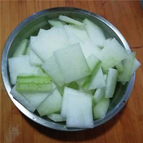 冬瓜去皮切片备用。