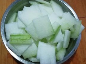 冬瓜去皮切片备用。