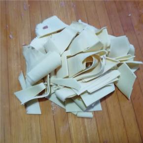 豆皮切条备用。