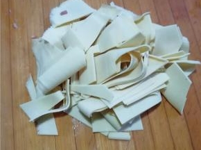 豆皮切条备用。