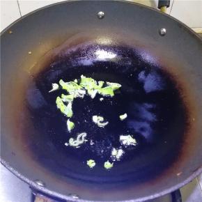 锅中放少许油，将葱花放入爆香。