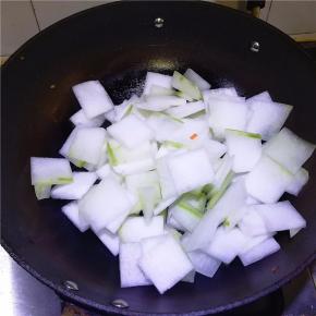 将冬瓜放入稍煸炒几下