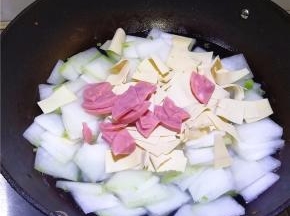 再放入火腿片
