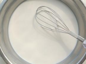 牛奶，白糖和玉米油混合均匀。
