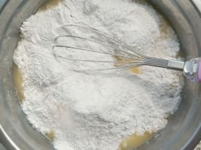 筛入木薯粉，糯米粉，玉米淀粉搅拌至均匀无颗粒。