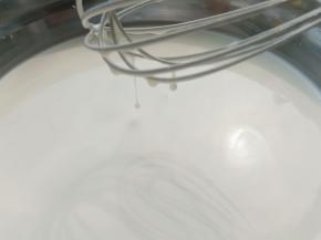 搅拌好的面糊是稀的流淌的，像这个样子。注意表面不要有油漂在上面，搅拌好让油充分融化在一起。