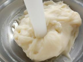 出锅趁热用擀面杖不停的捶打，用点力气。