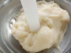 出锅趁热用擀面杖不停的捶打，用点力气。