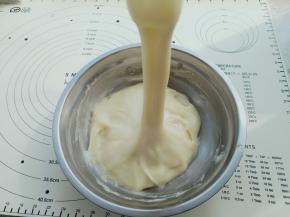 大概10分钟左右，你会发现表面慢慢变光滑，而且可以拉开很长，比较刚出锅的时候有筋度了很多。这个时候就可以了。