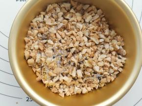 馅料部分就是把花生，芝麻，核桃，砂糖混合一下就可以了，如果不喜欢吃有颗粒感的，可以压的更碎一些。