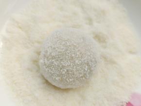 包好后放在椰蓉上滚一圈就OK了。