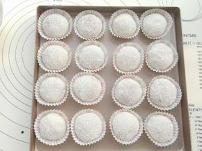 如果有纸托可以放在纸托上然后密封保存。没有纸托就直接放进保鲜盒里密封保存。