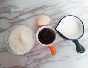 食材：低筋面粉  蔓越莓  鸡蛋  配方奶