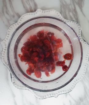 蔓越莓倒入碗里 用清水浸泡一会  