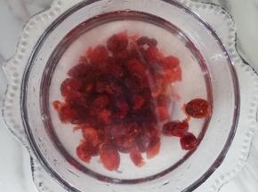 蔓越莓倒入碗里 用清水浸泡一会  