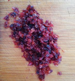 蔓越莓沥干水份切碎备用