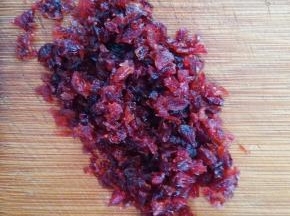 蔓越莓沥干水份切碎备用