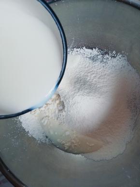 倒入冲好的配方没（牛奶也可以）