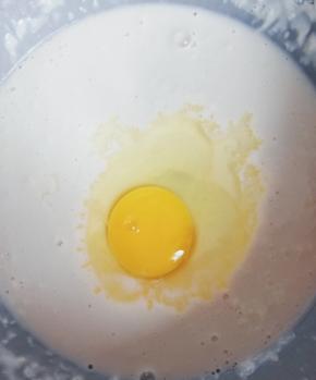 打入一个鸡蛋  搅拌均匀