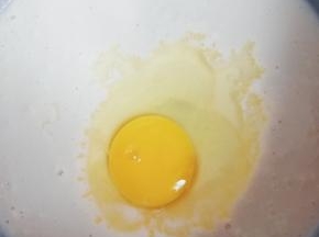 打入一个鸡蛋  搅拌均匀