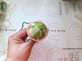 20、放入学厨月饼模具中。