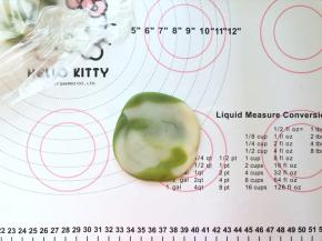 17、取一份冰皮压扁。