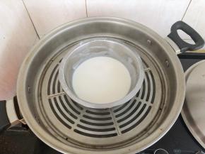 12、放入蒸锅大火蒸15分钟。